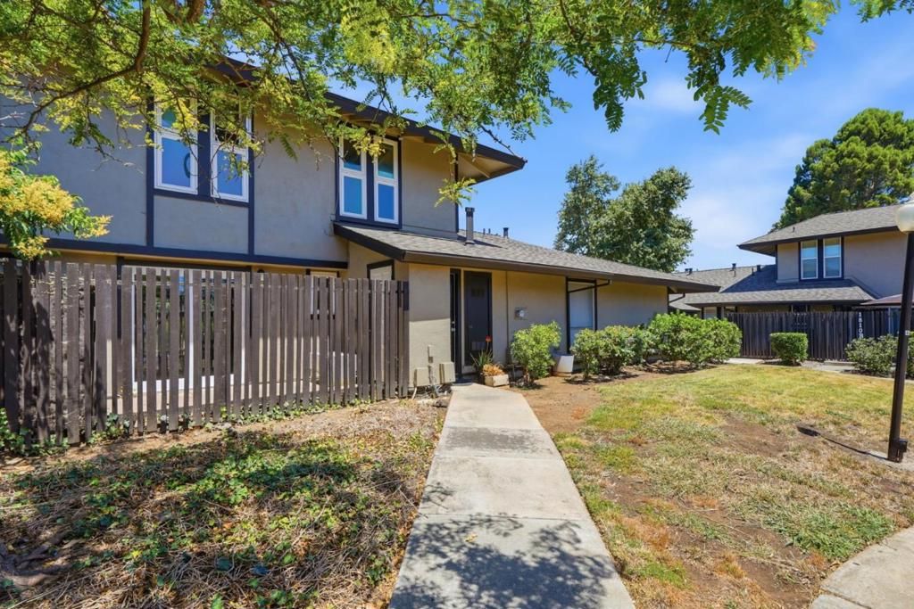 Image 2 of property listing at 1806 Chinquapin Court C, Concord, CA 94519