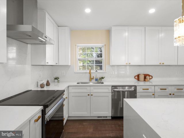 3413 WOODS AVE, Alexandria, VA 22302