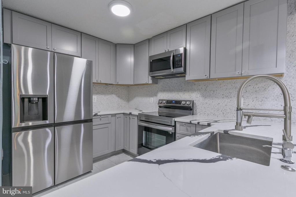 623 Center St Apt 101, Herndon, VA 20170