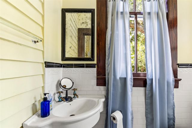 2002 Ave K, Galveston, TX 77550