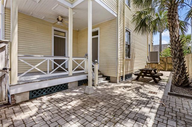 2002 Ave K, Galveston, TX 77550