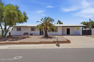 7425 N North Aire Avenue, Tucson, AZ 85741
