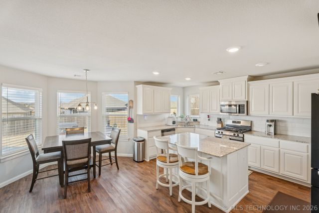 5130 S Walnut Creek Drive W, Sand Springs, OK 74063