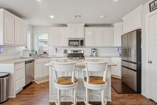 5130 S Walnut Creek Drive W, Sand Springs, OK 74063