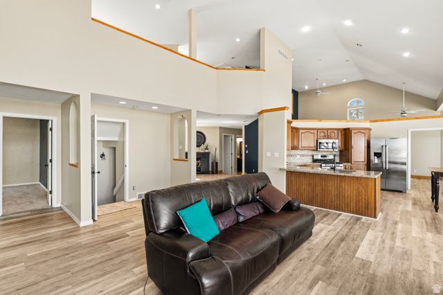 1927 E BEAR CREEK DR, Draper, UT 84020