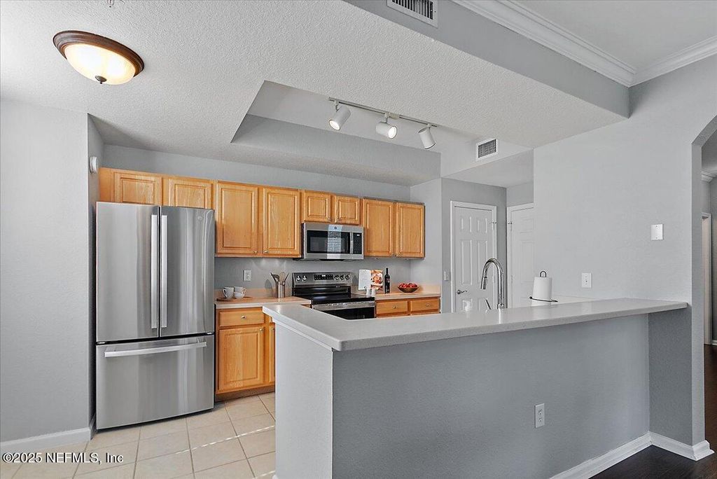 Image 7 of property listing at 10075 GATE Parkway, 1511, Jacksonville, FL 32246