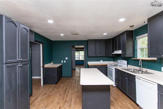 427 W COLLEGE STREET, Burkburnett, TX 76354