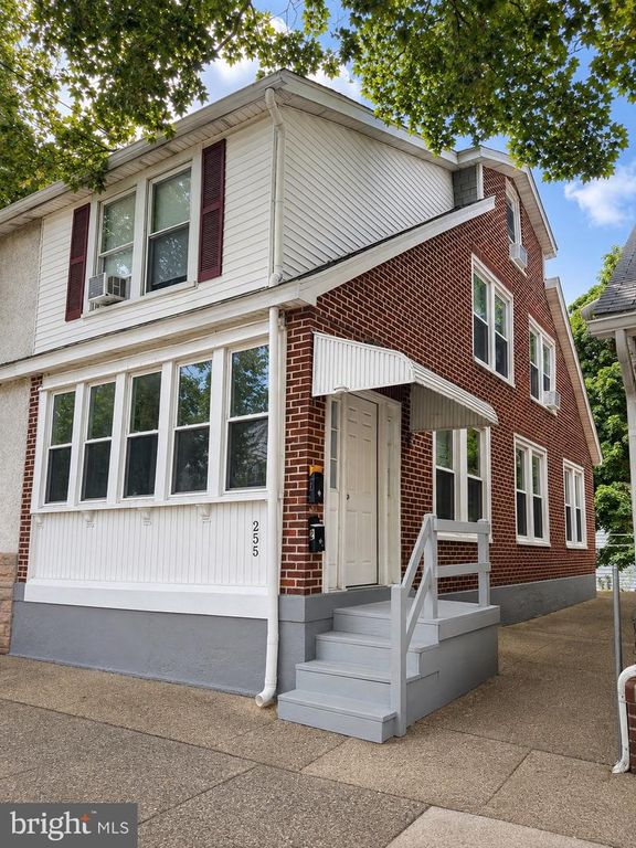 255 W UNION ST, BURLINGTON, NJ 08016 — exterior