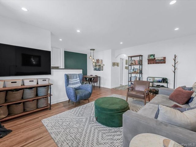 35-32 205th Street 279, Bayside, NY 11361