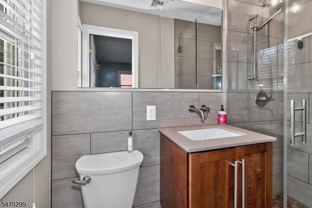 8 Trowbridge Rd, Morris Plains Boro, NJ 07950