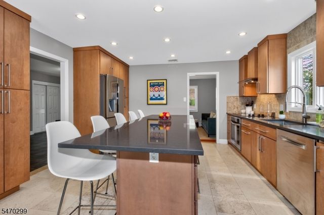 8 Trowbridge Rd, Morris Plains Boro, NJ 07950