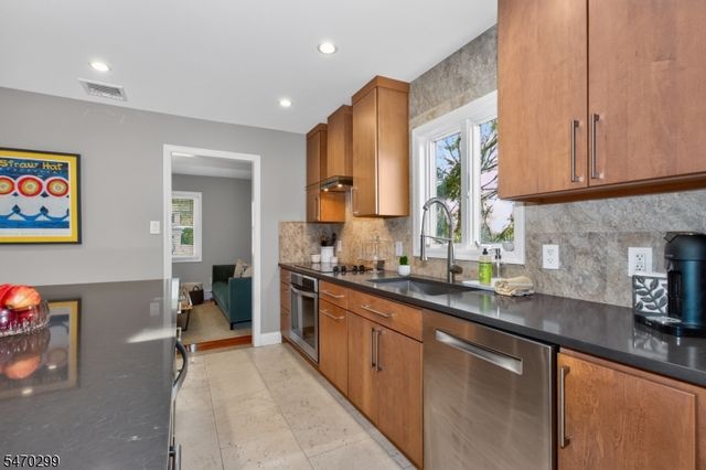 8 Trowbridge Rd, Morris Plains Boro, NJ 07950