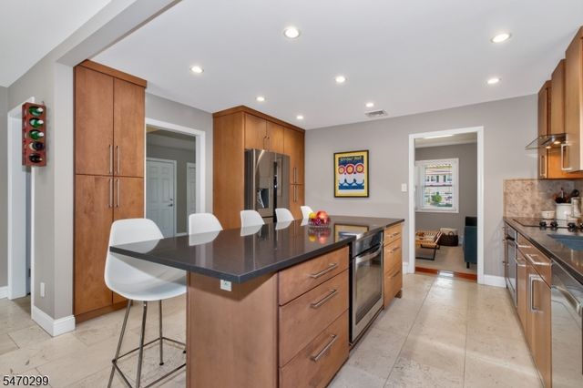 8 Trowbridge Rd, Morris Plains Boro, NJ 07950