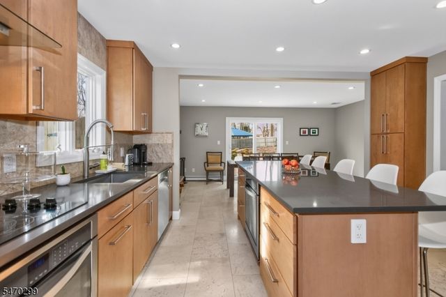 8 Trowbridge Rd, Morris Plains Boro, NJ 07950