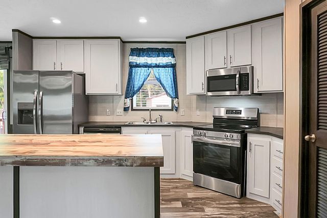 317 Pooshee Plantation Way, Bonneau, SC 29431