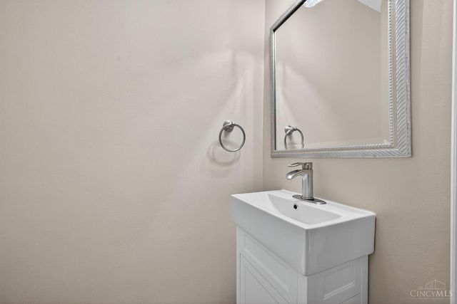 33 Creekwood Square, Glendale, OH 45246