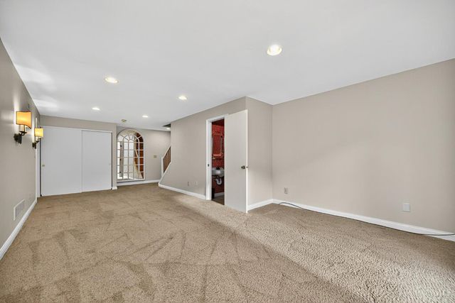 33 Creekwood Square, Glendale, OH 45246