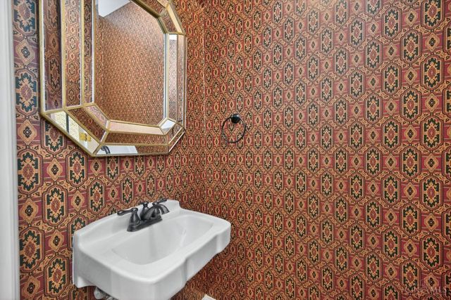 33 Creekwood Square, Glendale, OH 45246