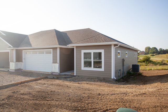 2345 N 10th Avenue E, Newton, IA 50208