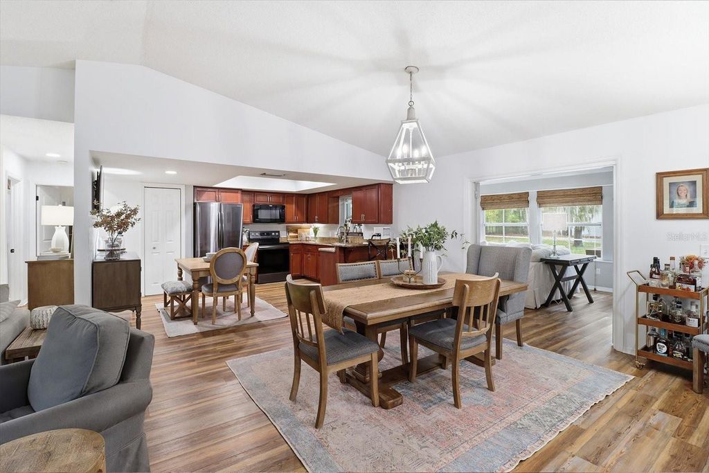 Image 11 of property listing at 203 N MCGOWAN AVENUE, Crystal River, FL 34429