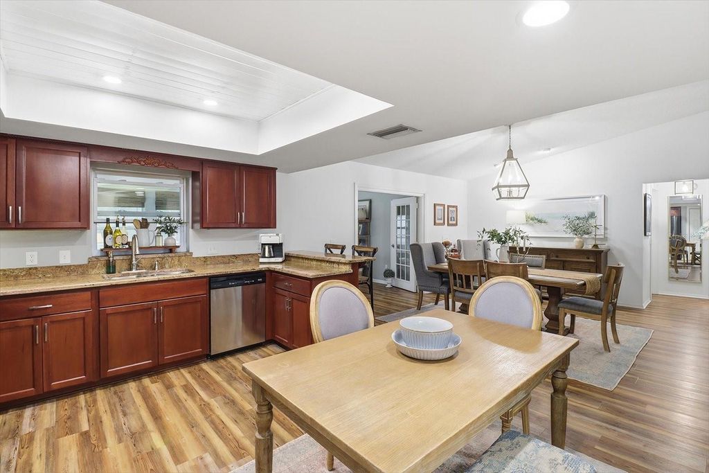 Image 14 of property listing at 203 N MCGOWAN AVENUE, Crystal River, FL 34429