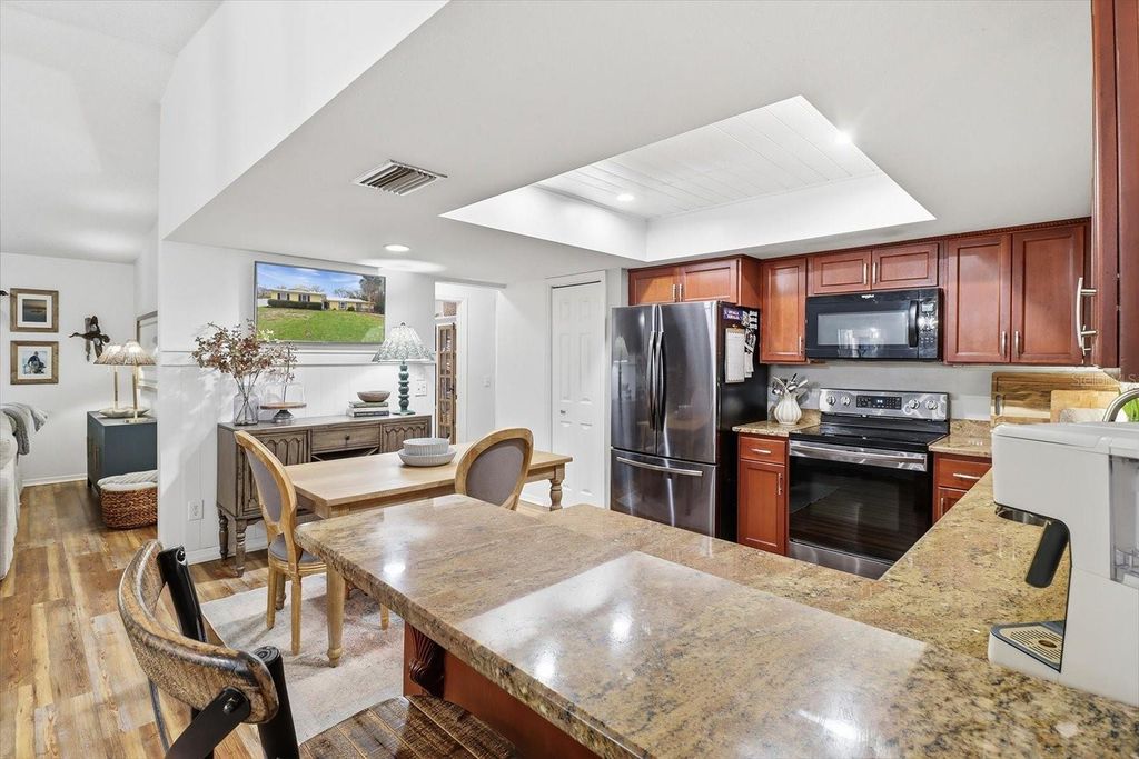 Image 16 of property listing at 203 N MCGOWAN AVENUE, Crystal River, FL 34429