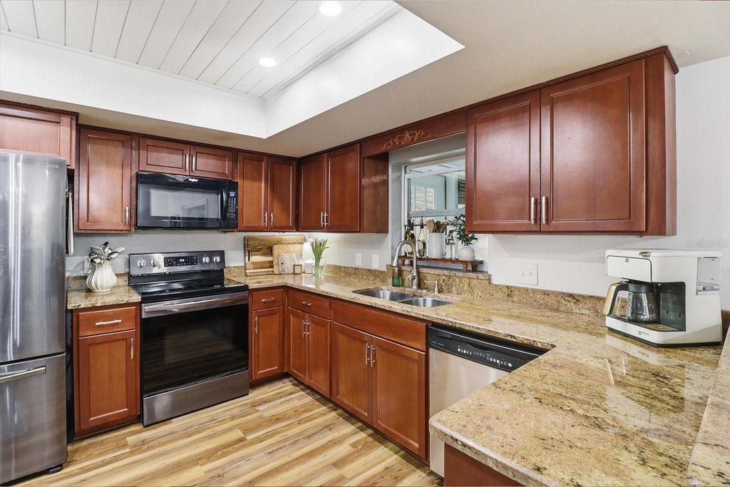 Image 17 of property listing at 203 N MCGOWAN AVENUE, Crystal River, FL 34429