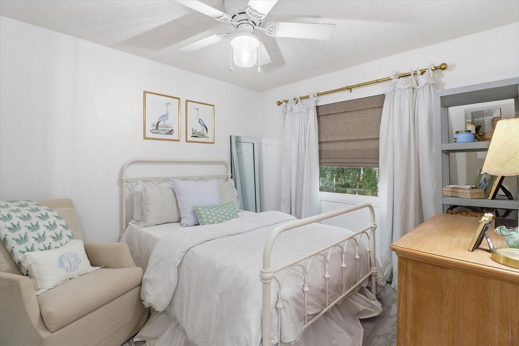 Image 18 of property listing at 203 N MCGOWAN AVENUE, Crystal River, FL 34429