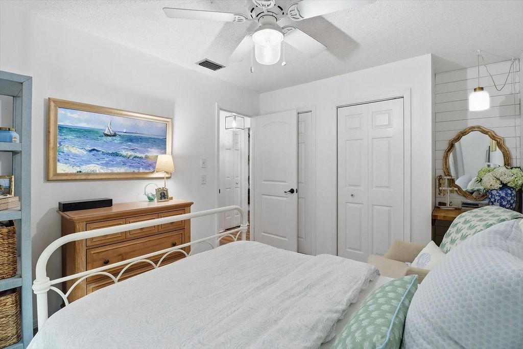 Image 19 of property listing at 203 N MCGOWAN AVENUE, Crystal River, FL 34429