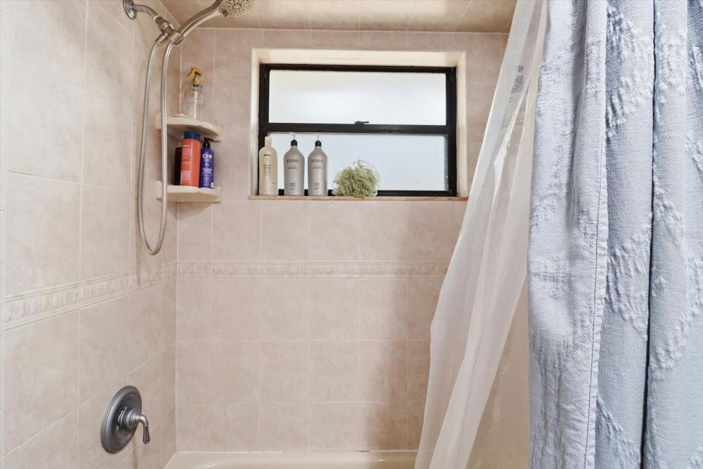 Image 21 of property listing at 203 N MCGOWAN AVENUE, Crystal River, FL 34429