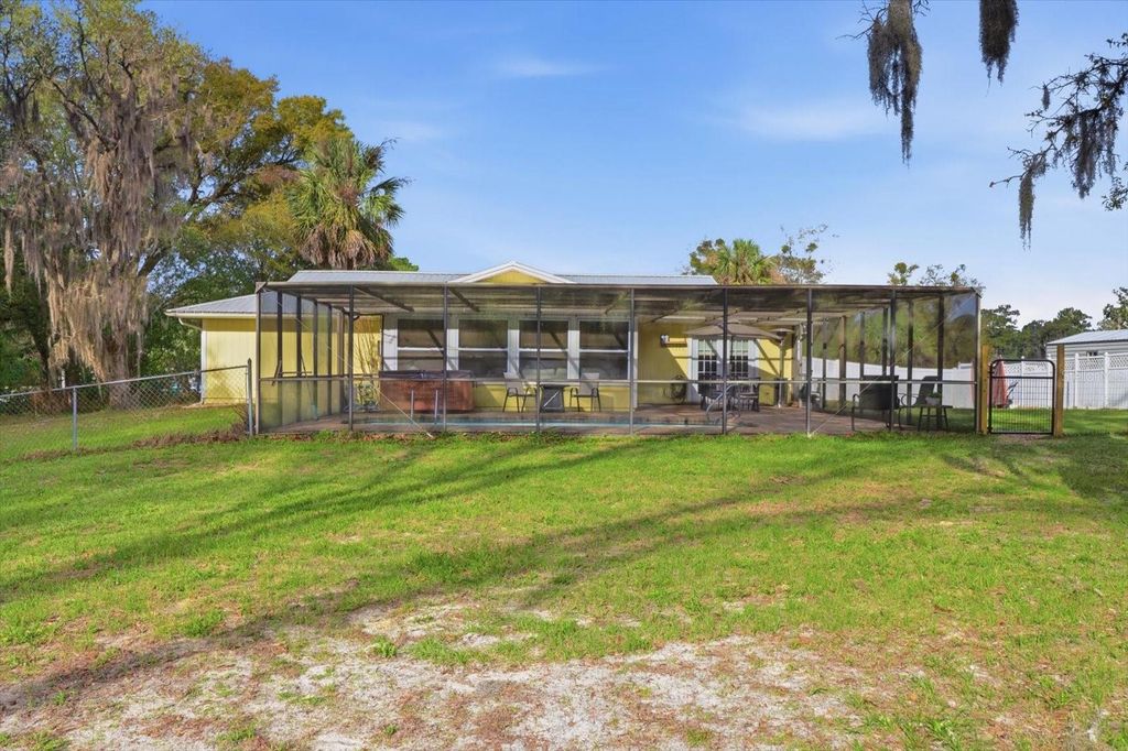 Image 36 of property listing at 203 N MCGOWAN AVENUE, Crystal River, FL 34429