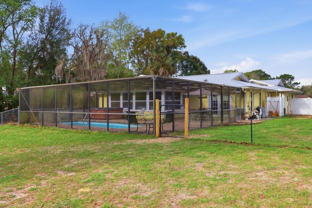 Image 37 of property listing at 203 N MCGOWAN AVENUE, Crystal River, FL 34429