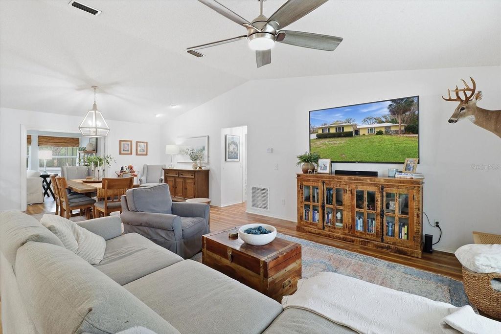 Image 8 of property listing at 203 N MCGOWAN AVENUE, Crystal River, FL 34429