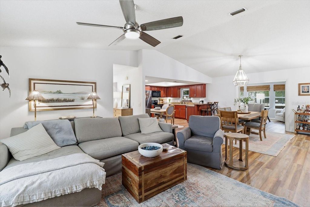 Image 10 of property listing at 203 N MCGOWAN AVENUE, Crystal River, FL 34429