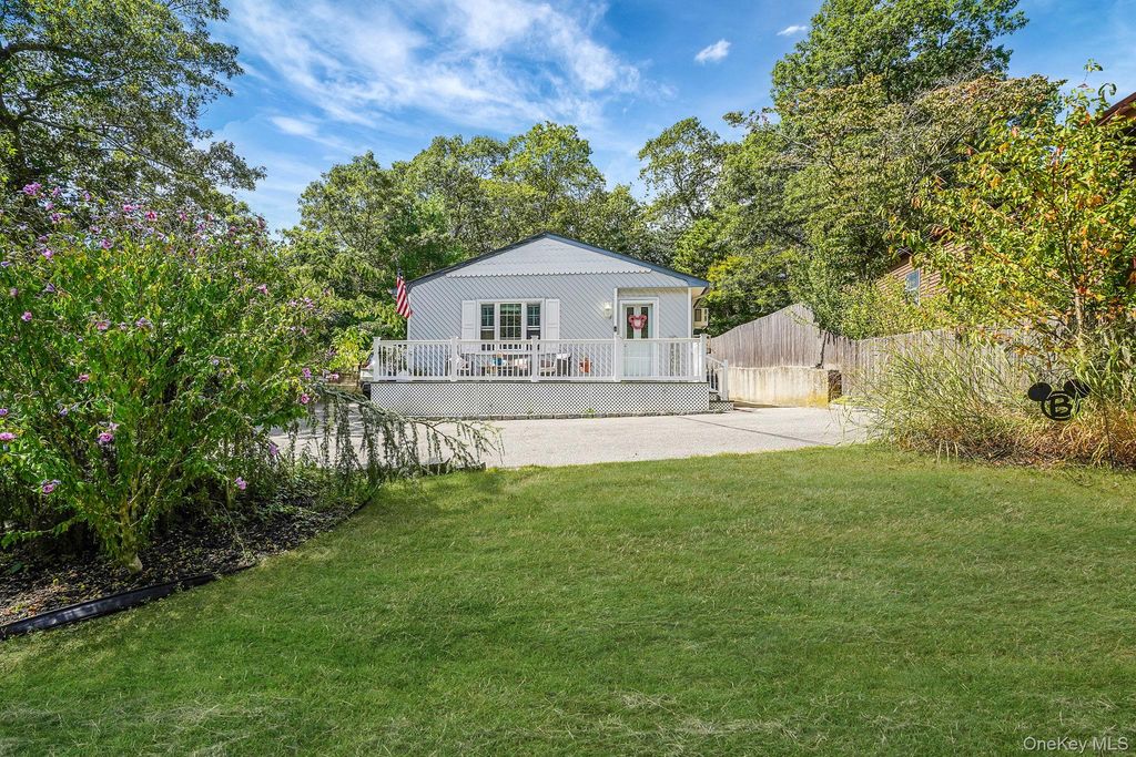 8 Glenwood Place, Farmingville, NY 11738