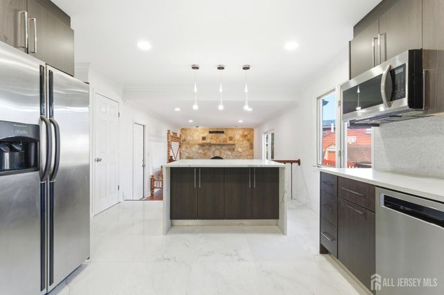 16 McKinley Street, Edison, NJ 08820