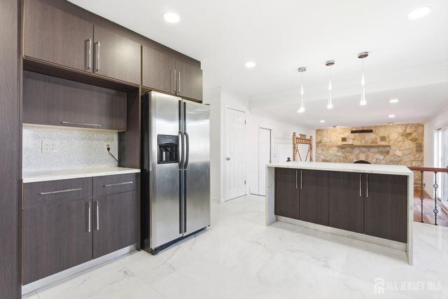 16 McKinley Street, Edison, NJ 08820