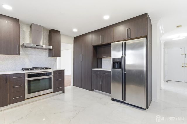 16 McKinley Street, Edison, NJ 08820