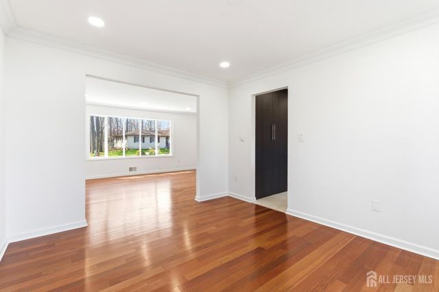 16 McKinley Street, Edison, NJ 08820