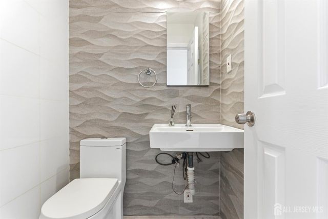 16 McKinley Street, Edison, NJ 08820