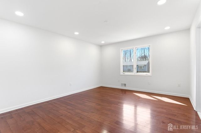 16 McKinley Street, Edison, NJ 08820