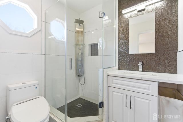 16 McKinley Street, Edison, NJ 08820