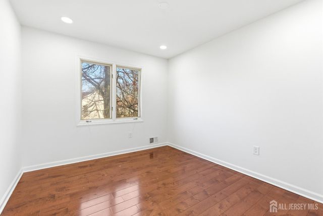 16 McKinley Street, Edison, NJ 08820