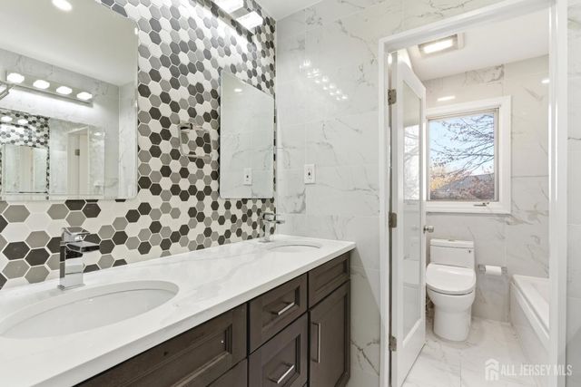 16 McKinley Street, Edison, NJ 08820