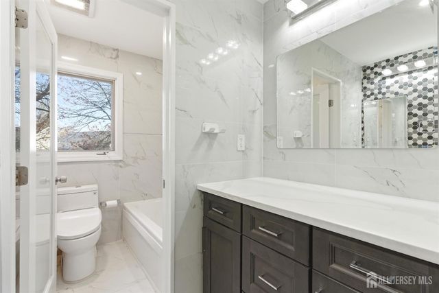 16 McKinley Street, Edison, NJ 08820