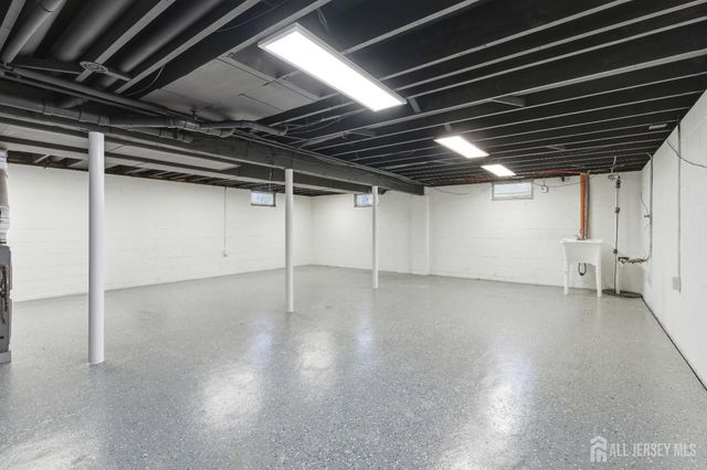 16 McKinley Street, Edison, NJ 08820