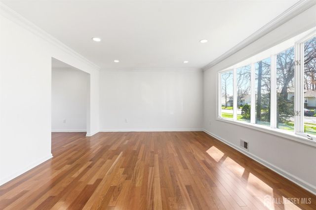 16 McKinley Street, Edison, NJ 08820