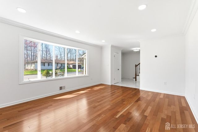 16 McKinley Street, Edison, NJ 08820