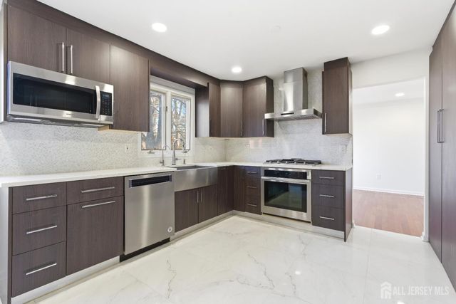 16 McKinley Street, Edison, NJ 08820