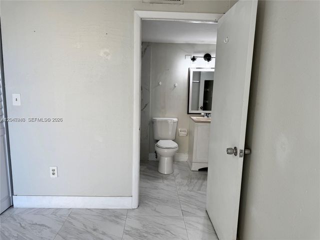 11800 SW 18th St 322-4, Miami, FL 33175